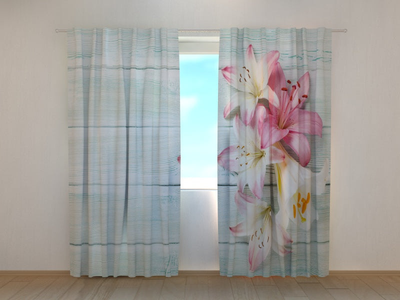 Foto Tende Gigli Colorati sul Legno