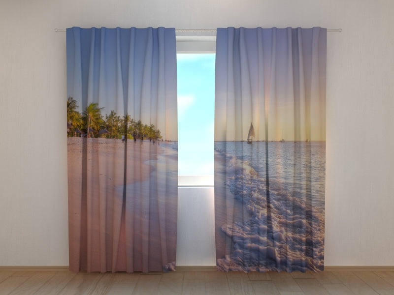 Foto Tende Scintillante Tramonto sulla Spiaggia Tropicale